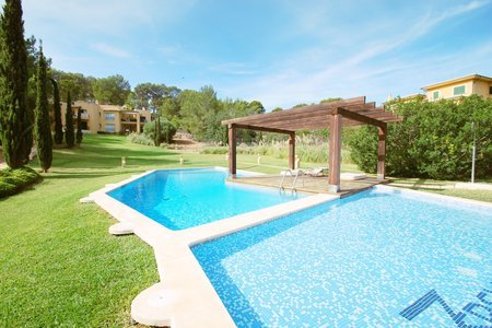 Hermoso piso en planta baja con piscina comunitaria